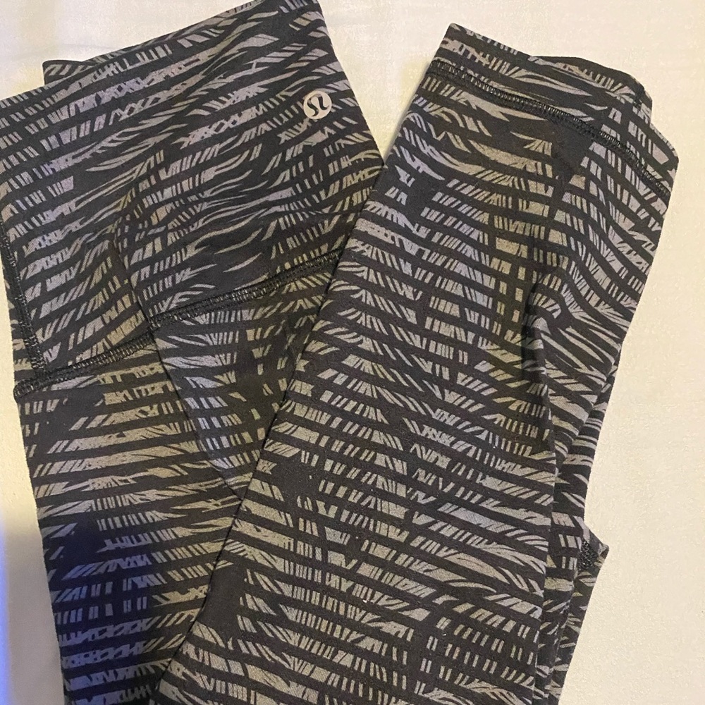 Lululemon crop leggings size 6.